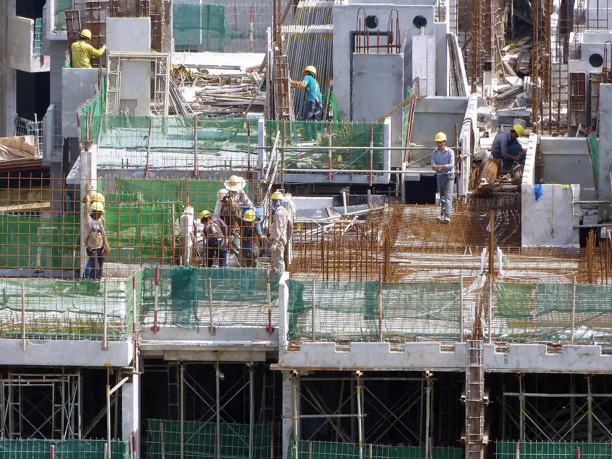 Tecnici e responsabili controllano un cantiere scolastico interno