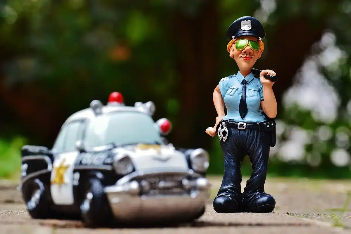 Strada chiusa con deviazioni e personale della polizia stradale al lavoro
