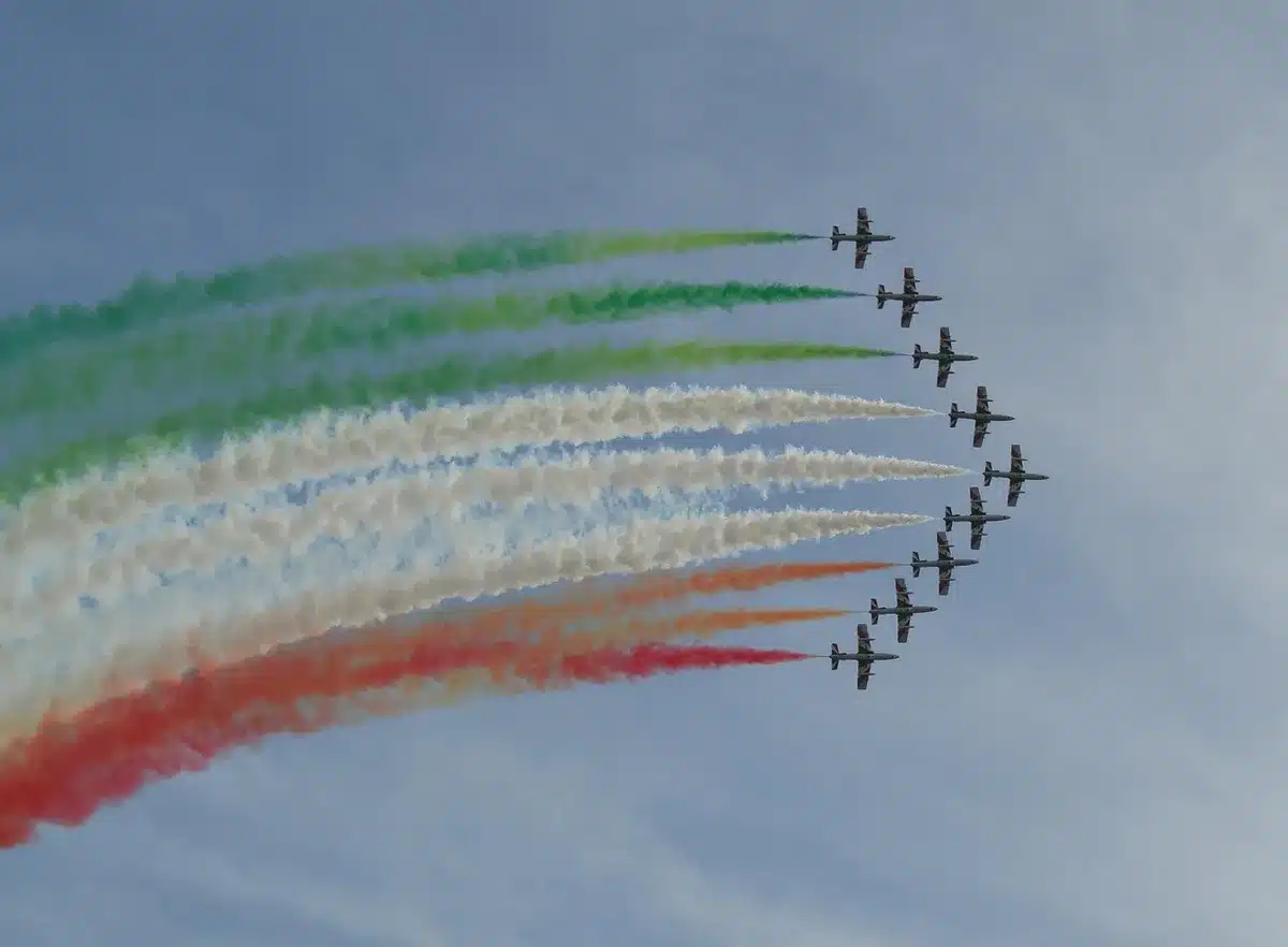 Aereo presidenziale Flyover e giornalisti sul tarmac durante dichiarazioni