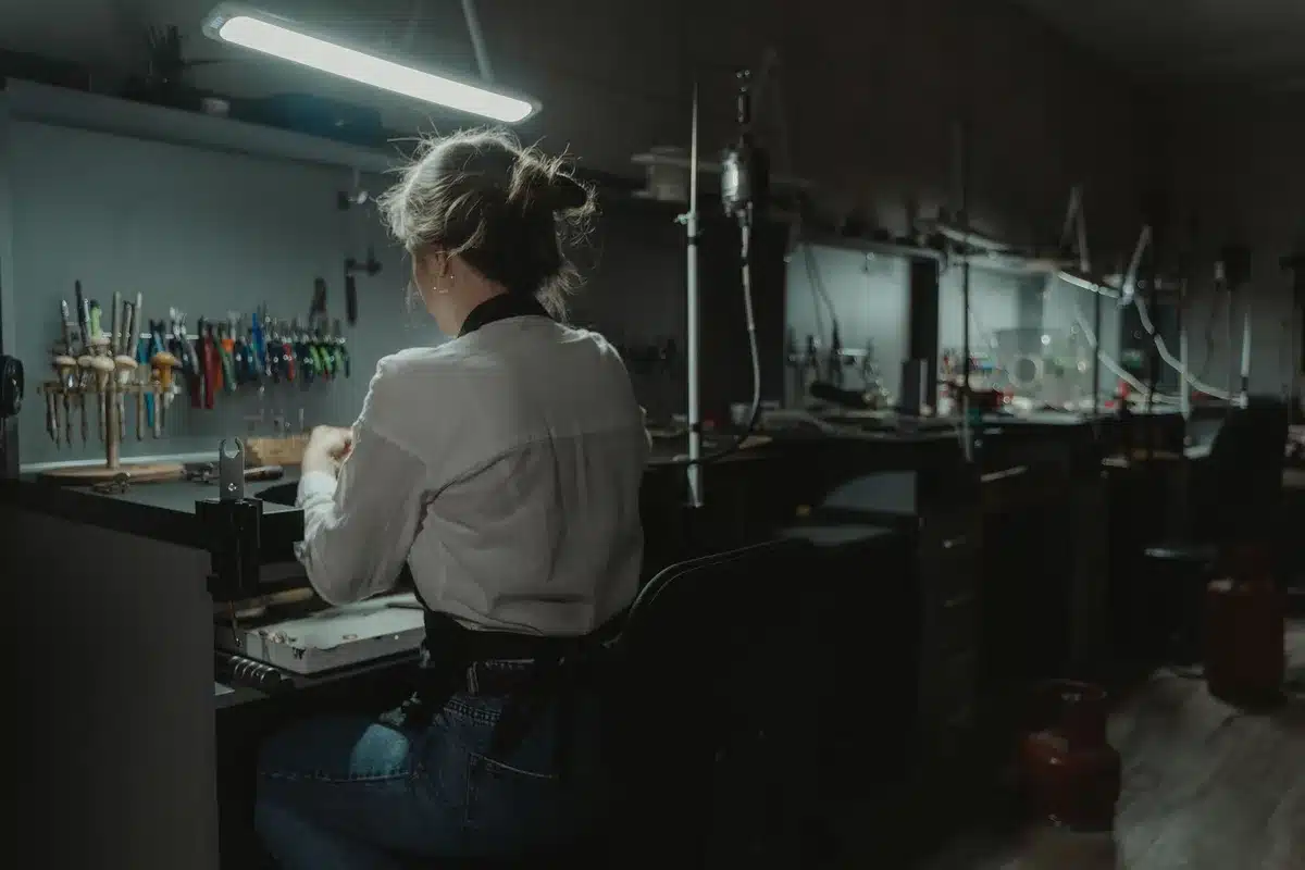 Dettaglio di attrezzi e processi produttivi in laboratorio orafo