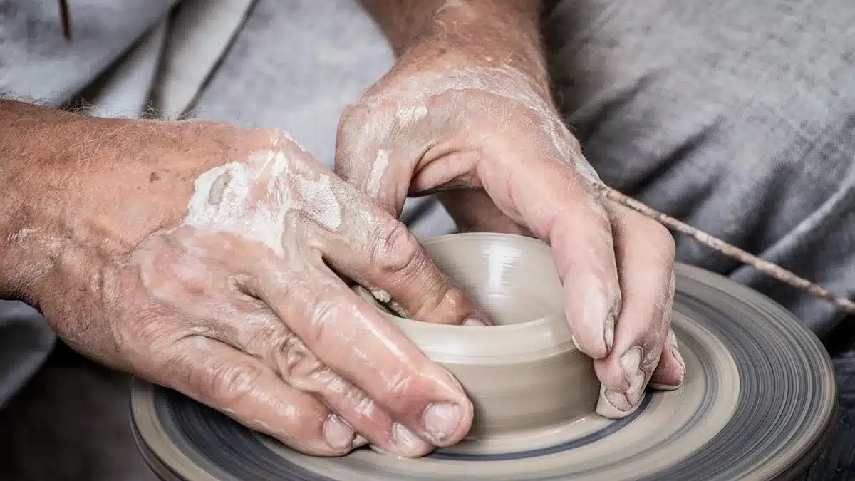 Laboratorio orafo che confronta fornitori e materiali per gioielleria