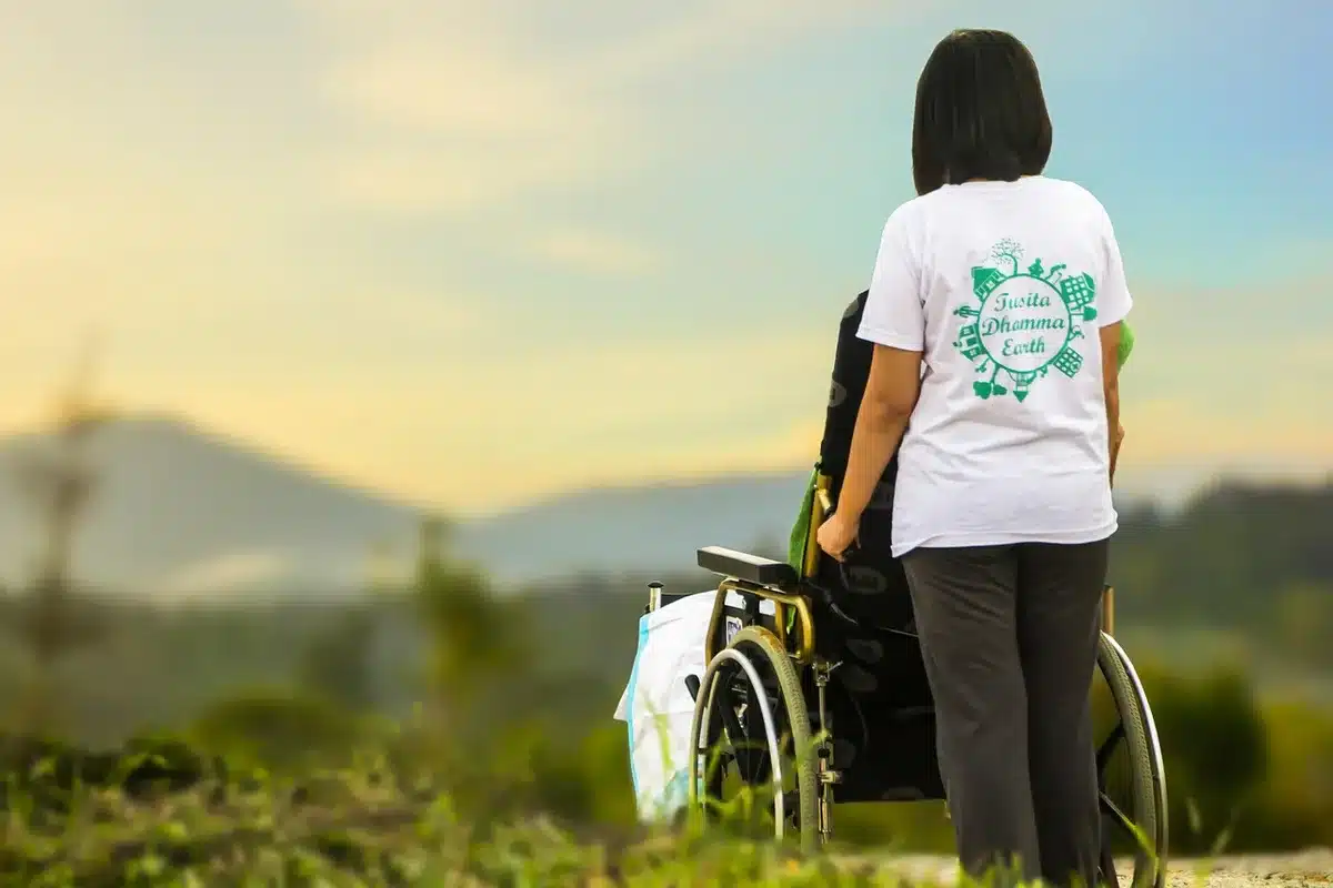 Un caregiver anonimo che aiuta una persona anziana a casa, scena non identificabile