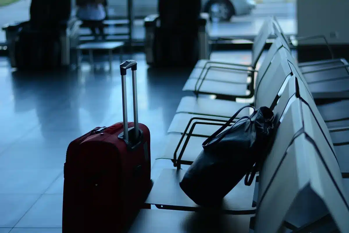 Due jet privati a terra con passeggeri e bagagli pronti alla partenza