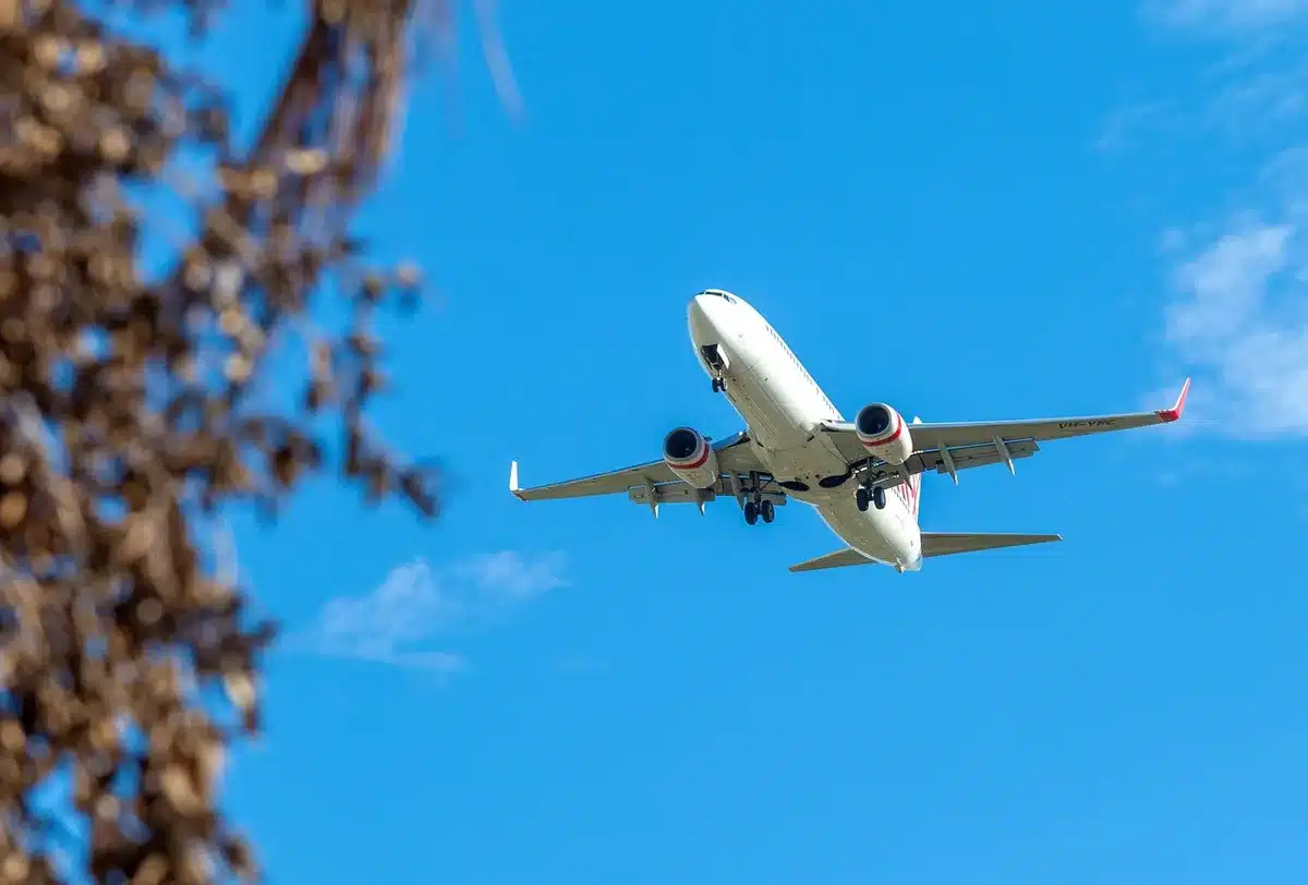 Aeroporto di Olbia con piccoli aerei e taxiway, vista esterna