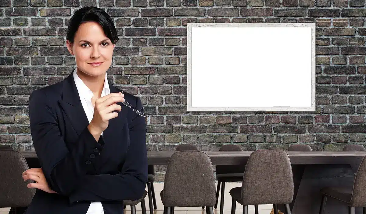 Sala conferenze con sedie e proiettore, ambiente per presentazione di report