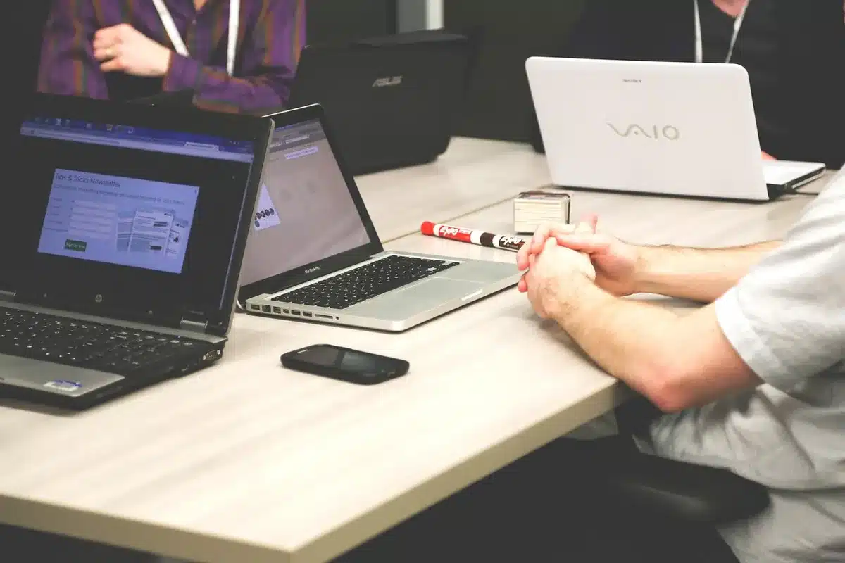 Scrivania di un libero professionista con documenti e materiale formativo
