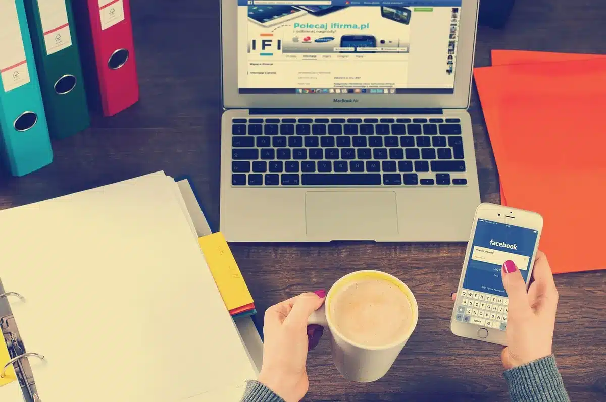 Schermo di smartphone che mostra un post sui social con una foto di gruppo