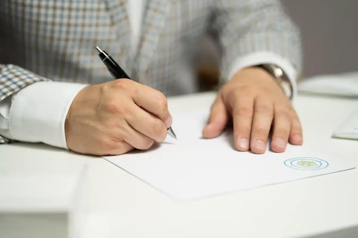 Documenti legali e martelletto che suggeriscono possibili azioni giudiziarie