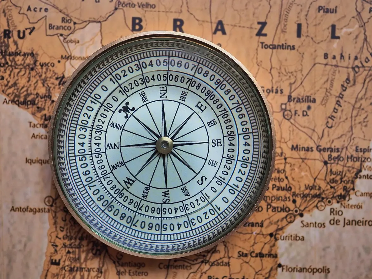 Mappa e tubature che evidenziano rotte energetiche e possibili interruzioni