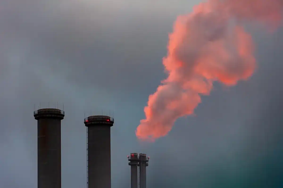 Componenti per turbine e pannelli solari in un magazzino industriale