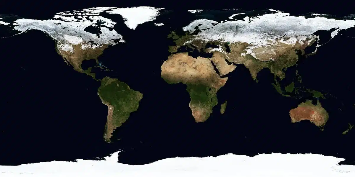 Schermo con mappe di rischio e dashboard dati per la pianificazione territoriale