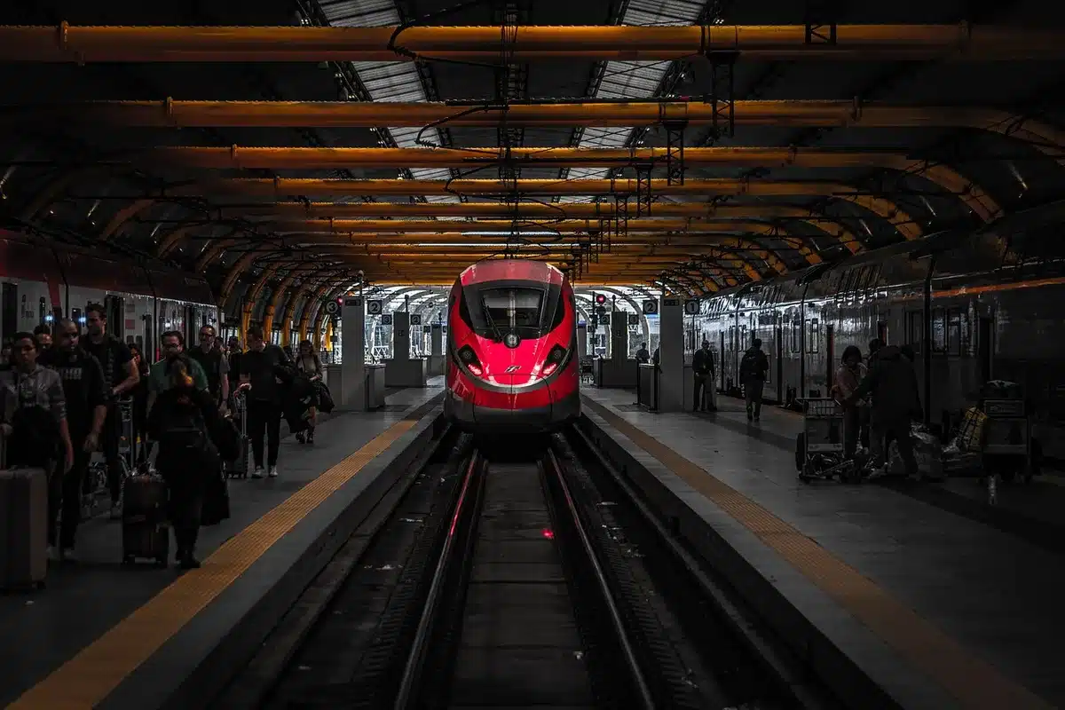 Tappa di una raccolta firme con banchetto e persone anonime in città