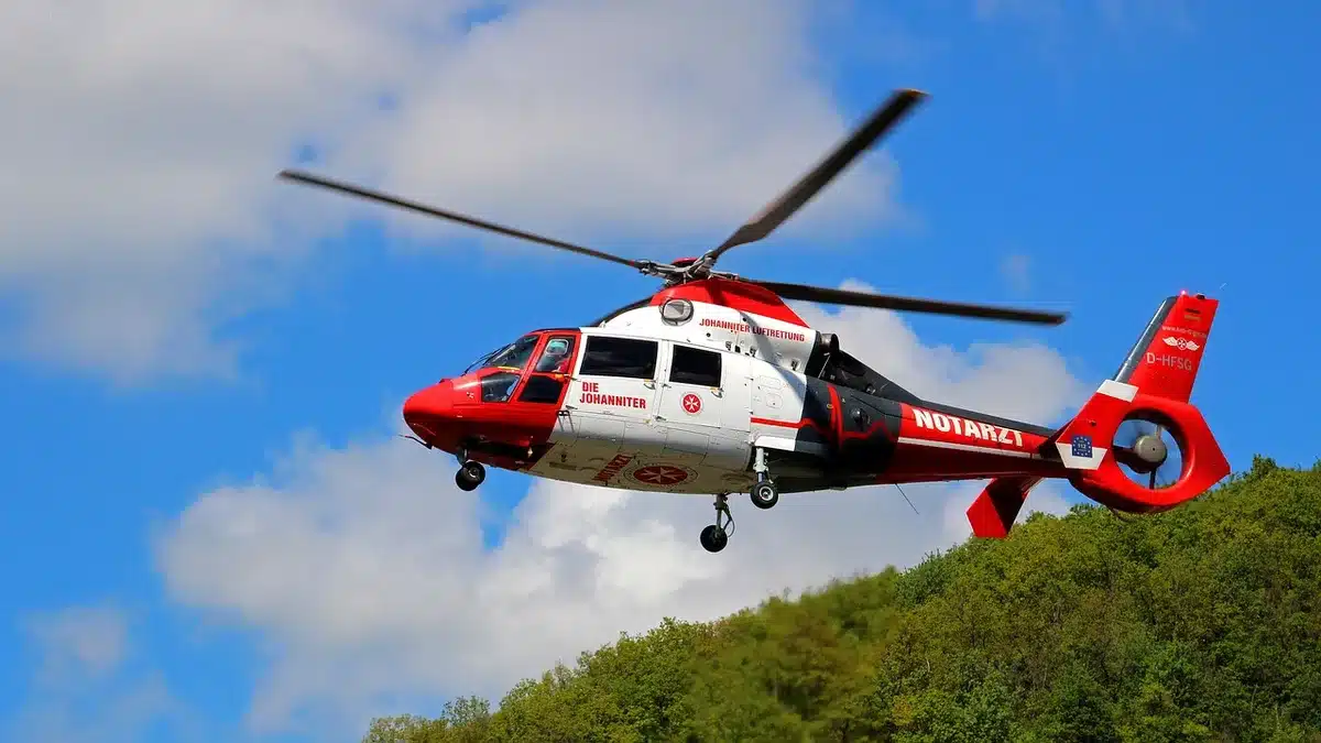Eliambulanza in decollo su campo aperto durante soccorso