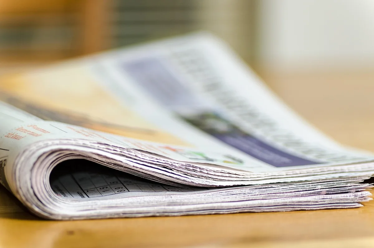 Schermo mobile con feed di notizie e articoli in evidenza