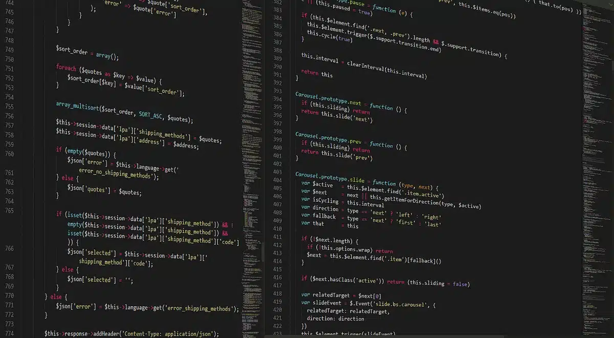 Redazione che prepara aggiornamenti e modifica un articolo sullo schermo