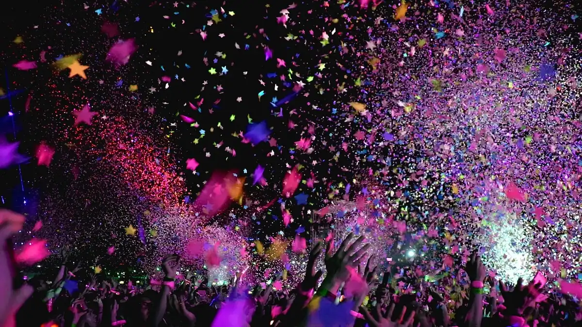 Oratrice sul palco con pubblico alla Festa dell'Unità a Portici