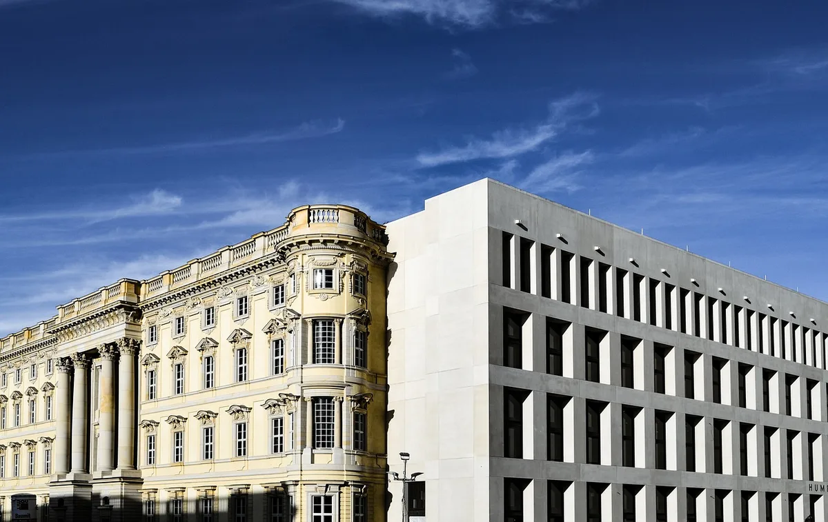 Edificio danneggiato dal sisma e operazioni di ricostruzione