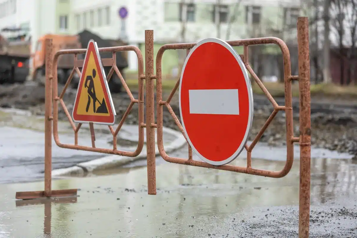 Segnaletica di deviazione vicino a una rotatoria urbana