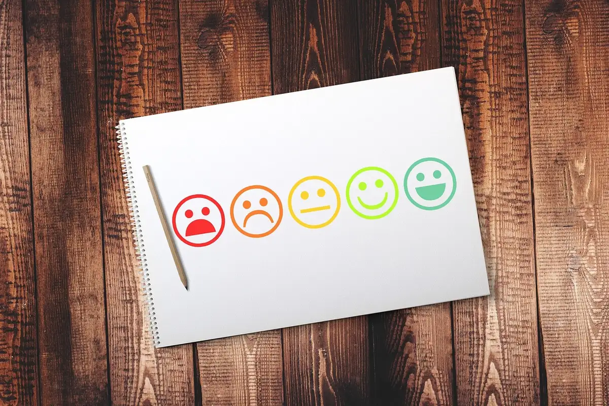 Documenti finanziari e grafici che illustrano un rating creditizio BB+