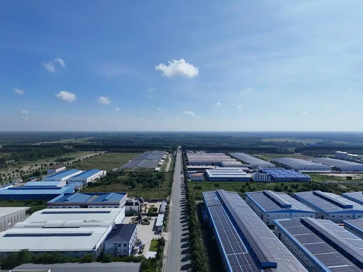 Riunione tra manager su piano di investimento industriale in fabbrica