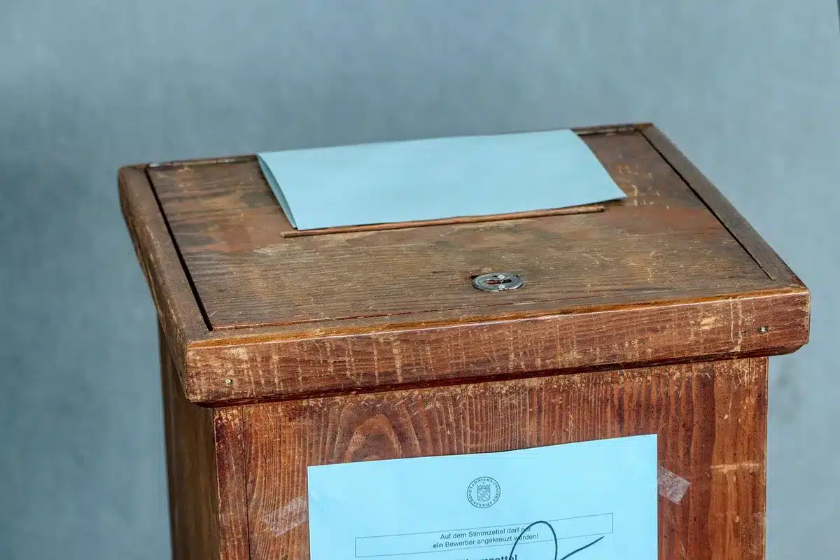 Urna elettorale e schede in vista delle suppletive in Calabria
